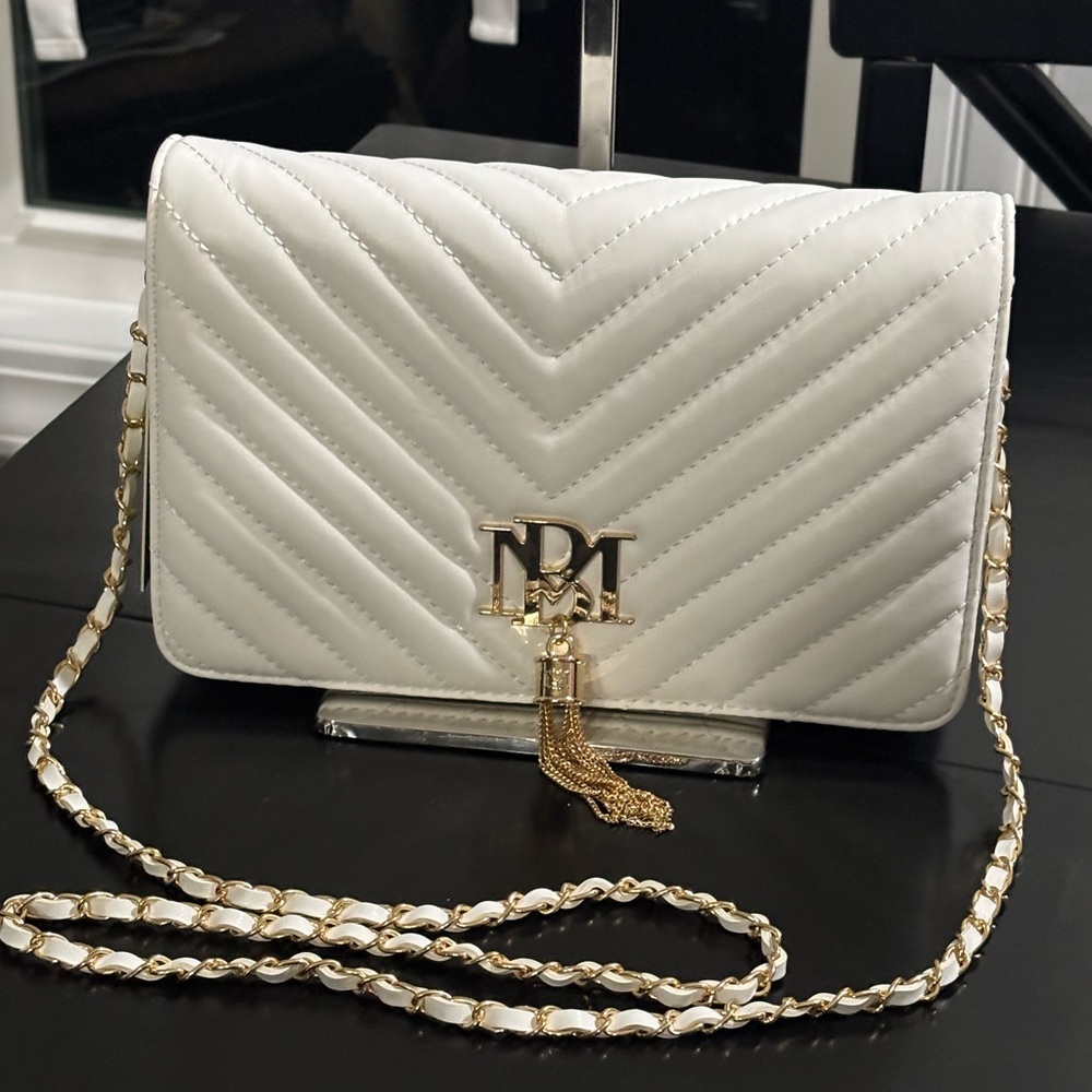 NWT Badgley Mischka White Quilted Crossbody Bag Gold Chain Tassel Logo Clutch - Picture 3 of 13